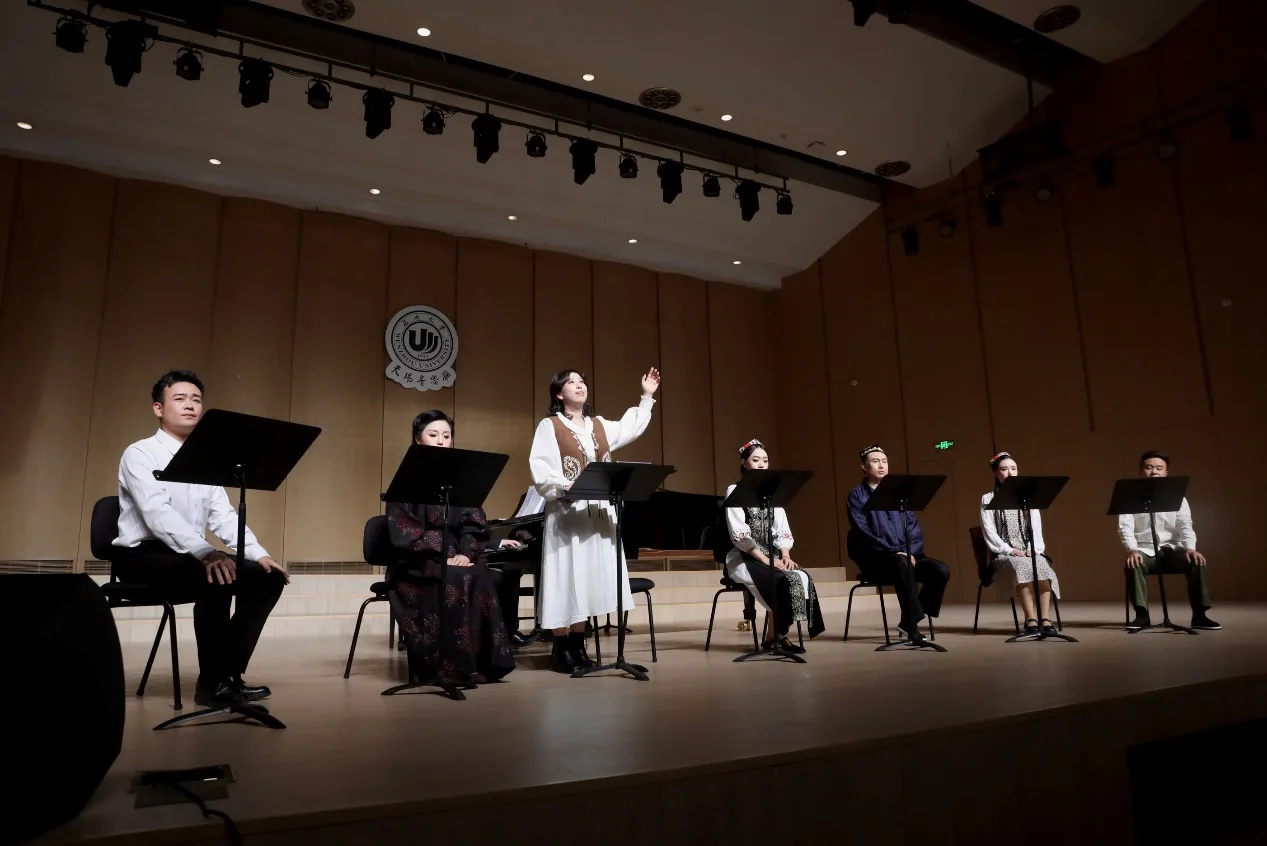 以音乐讲述援疆深情 原创民族歌剧《石榴红》成功首演