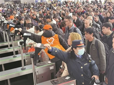 2026春运启幕，铁公机齐力守护返乡旅途