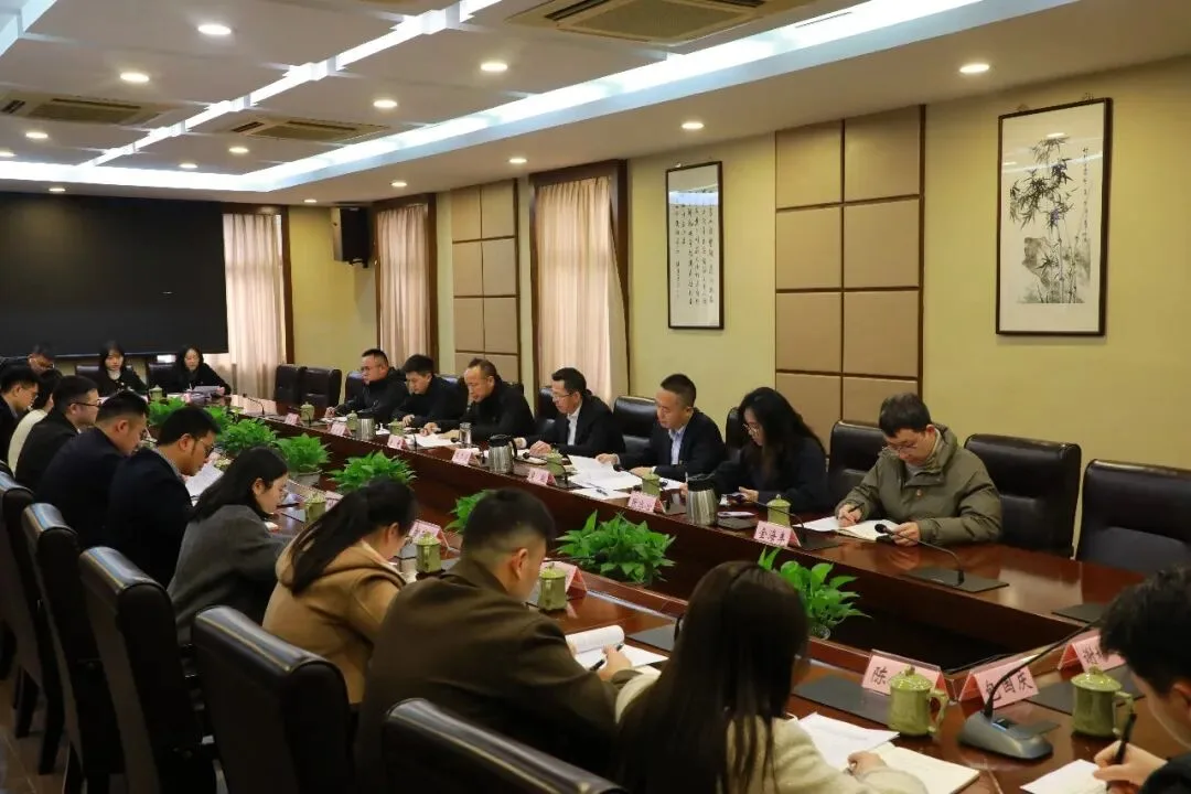 鹿城区委书记张崇波参加区委办第一党支部组织生活会