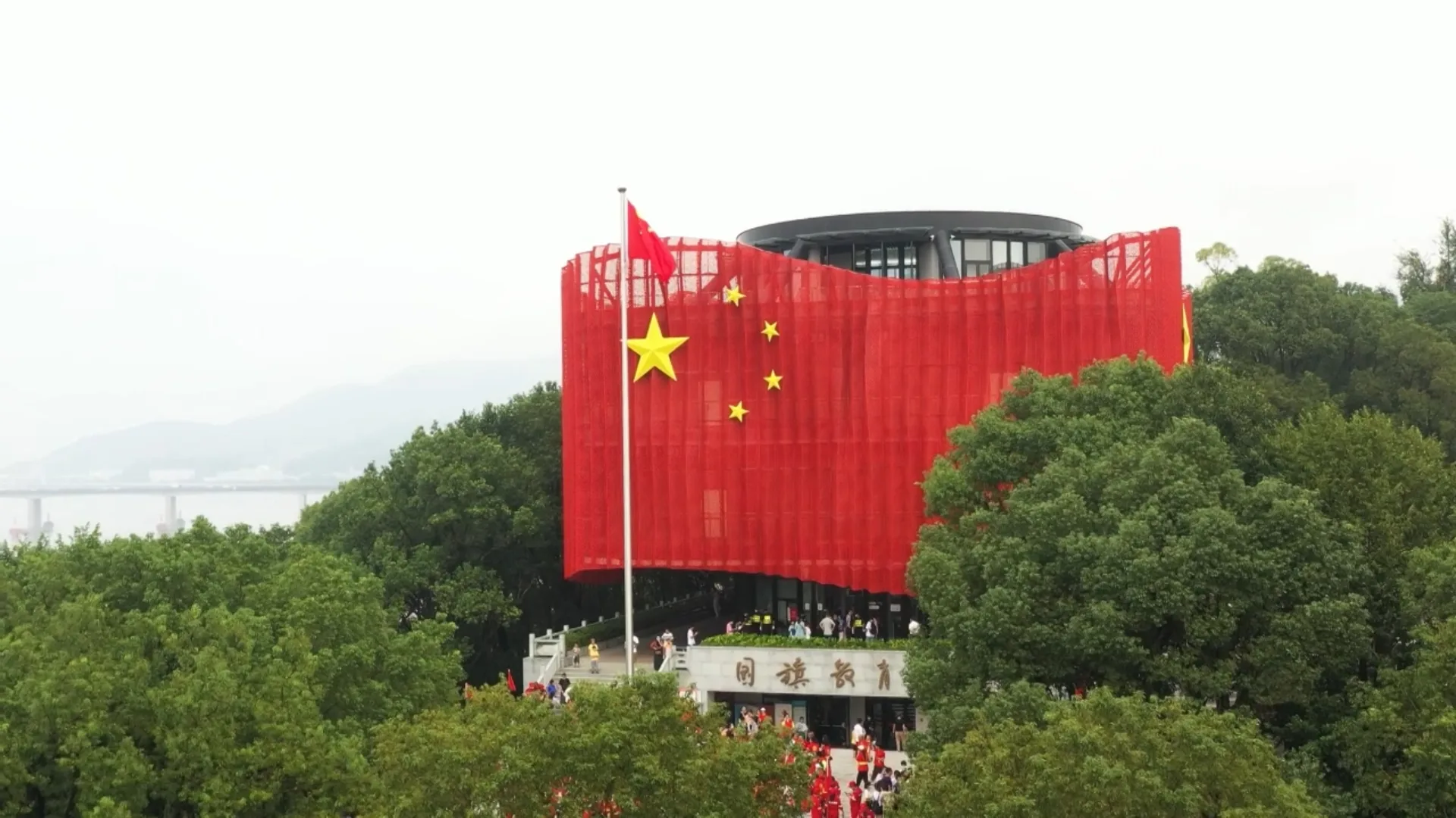 一抹中国红暖新春——国旗教育馆里的家国年味