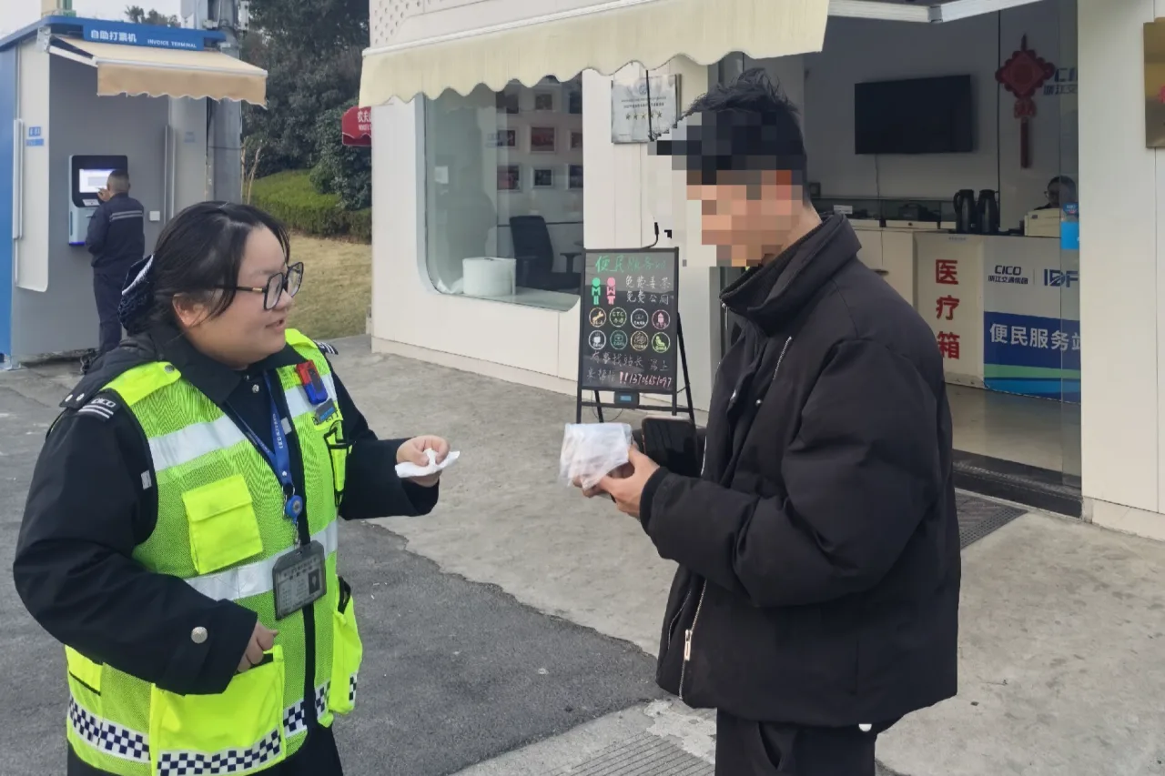 春运暖心瞬间！千元现金完璧归赵 娄桥收费站用诚信传递温情