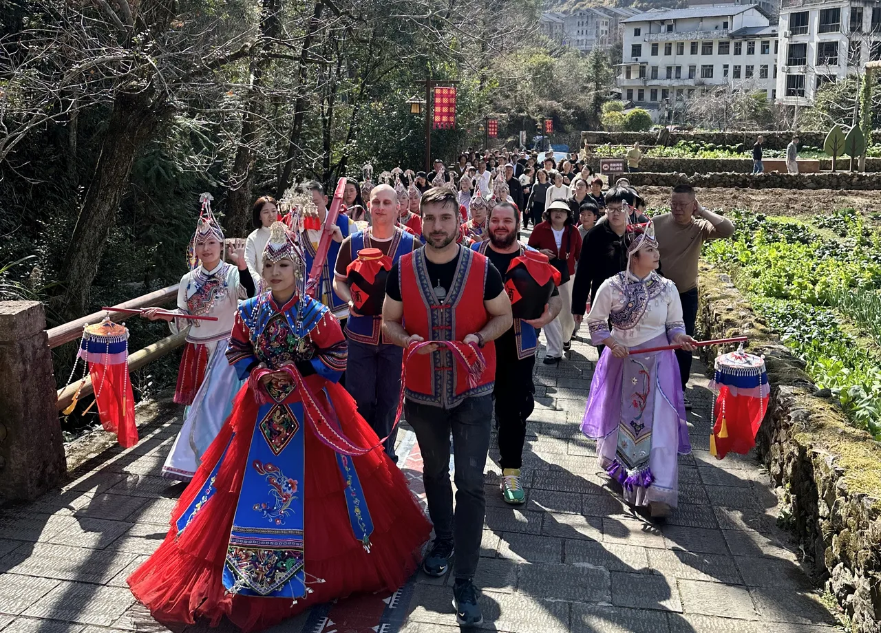 “洋新郎”打卡畲乡年 文成民俗新春引客来