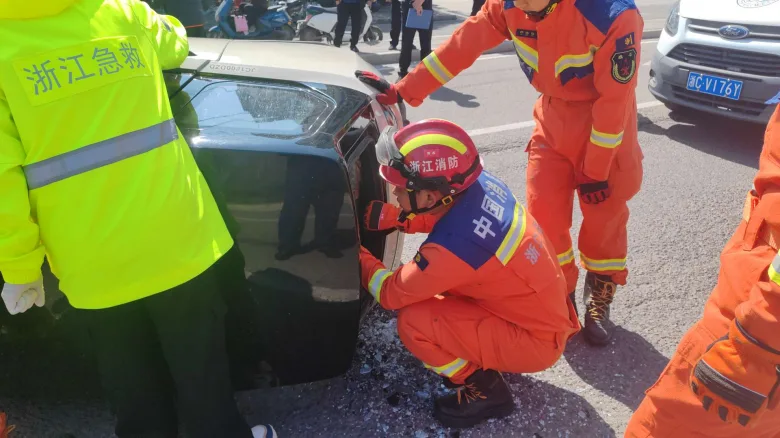 争分夺秒！消防员十分钟成功救援车祸被困老人