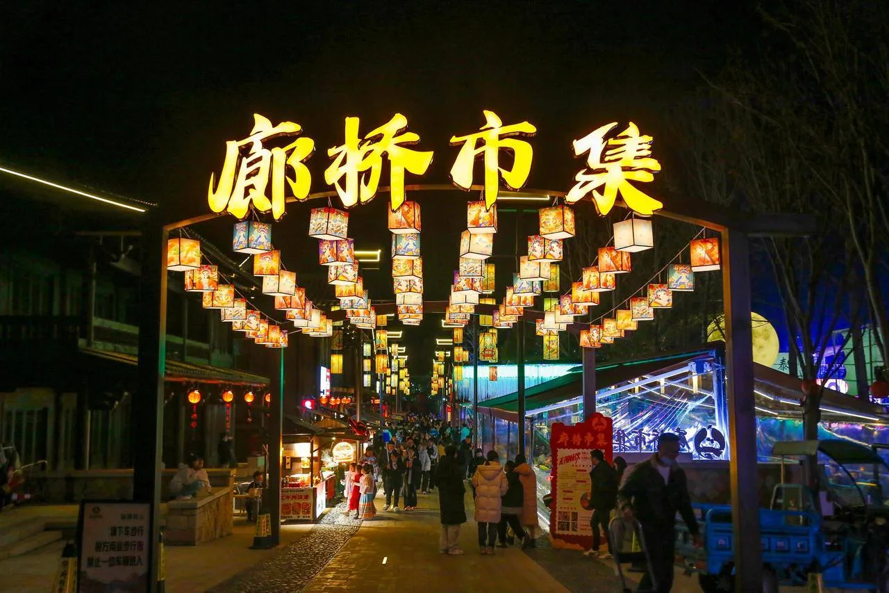 桥边村市，古韵新风共溪生 记者在泰顺为廊桥市集管理员当助手