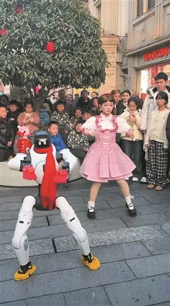 从舞台“炫技”到街头“拜年” 这个春节被一群“铁疙瘩”搅热了