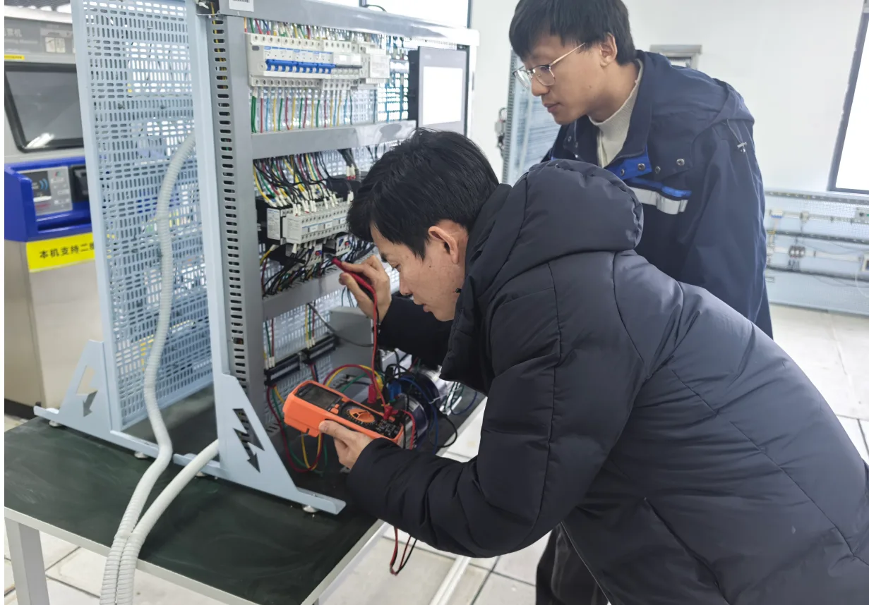 一年节电65万度！“瓯越工匠”董克丁让轨道设备更聪明更省电