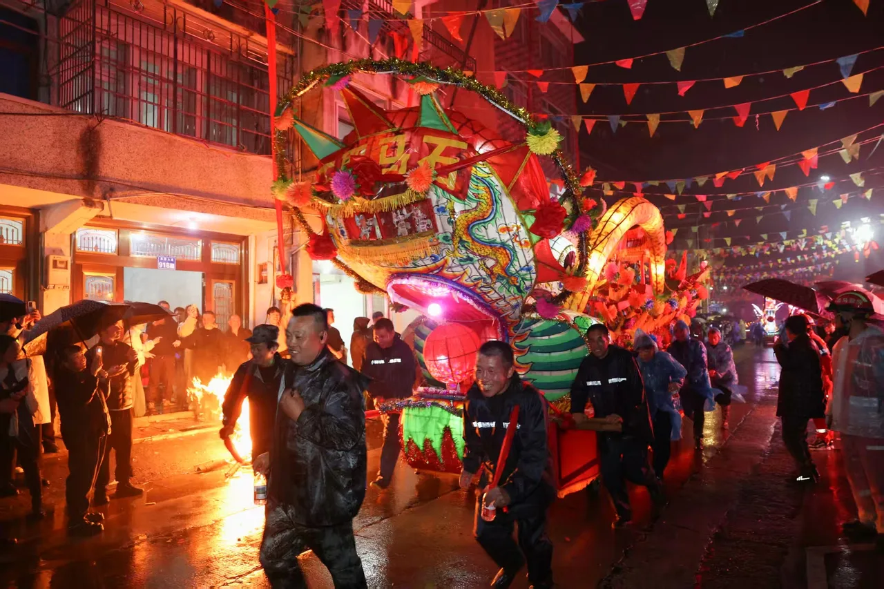 灯火璀璨人如潮！瓯海600年“周岙挑灯”巡游点亮元宵