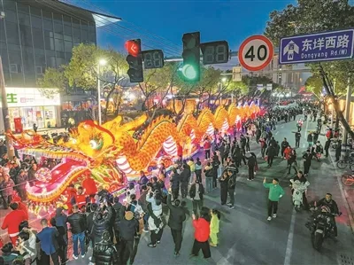 一盏吆喝的灯：百场市集点亮“夜经济”