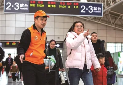 志愿服务温情护航 民航铁路“双枢纽”联动学雷锋