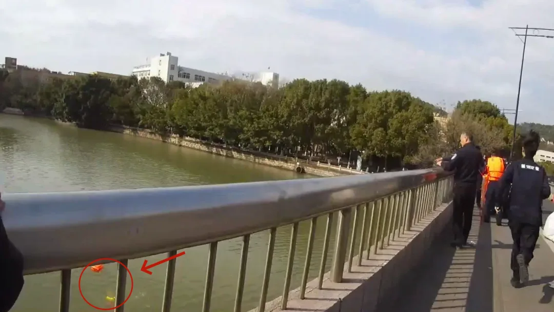 老人坠河命悬一线 瓯海辅警从8米高桥跃下救人