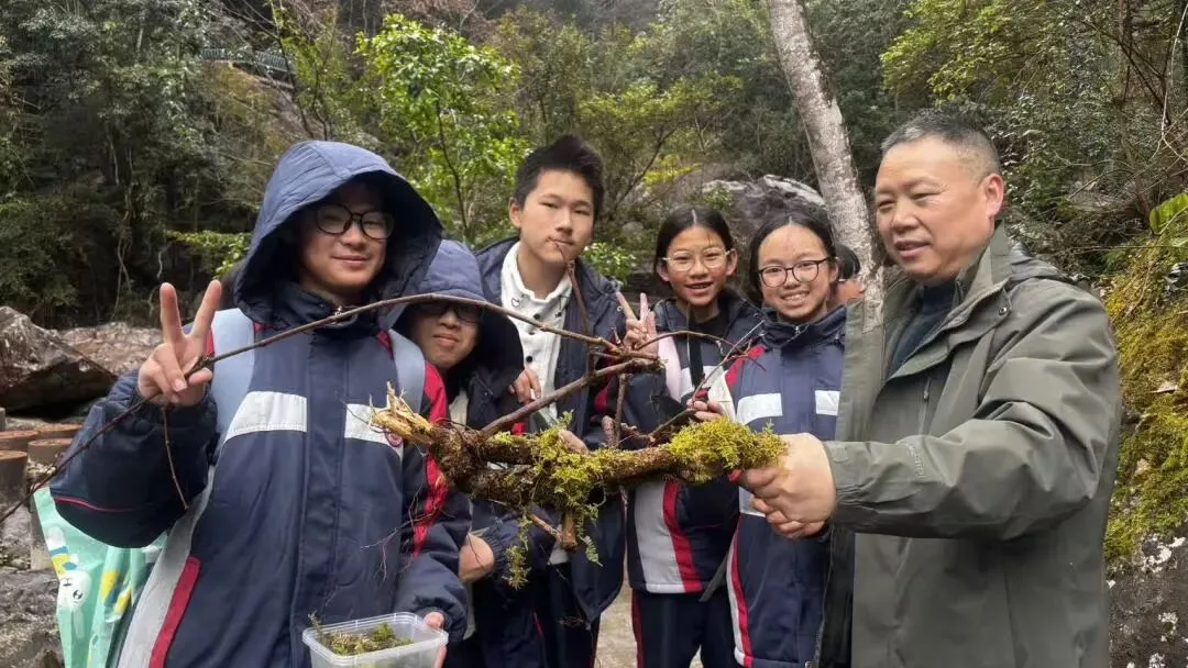 把苔藓微景观搬进校园，瑞安这所学校的孩子们还把它卖成了爱心款