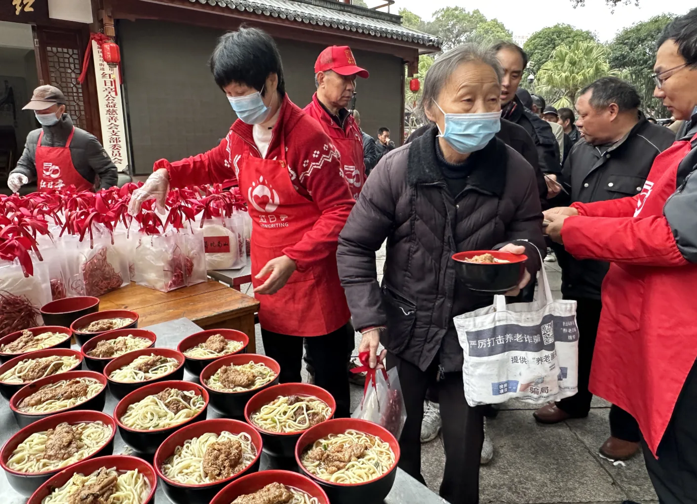 老人过80岁生日发寿桃！不摆寿宴做慈善