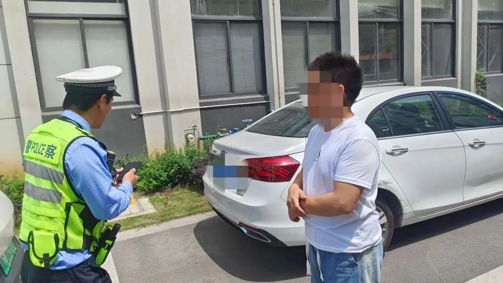 47起交通违法未处理 “违法王”被扣车！