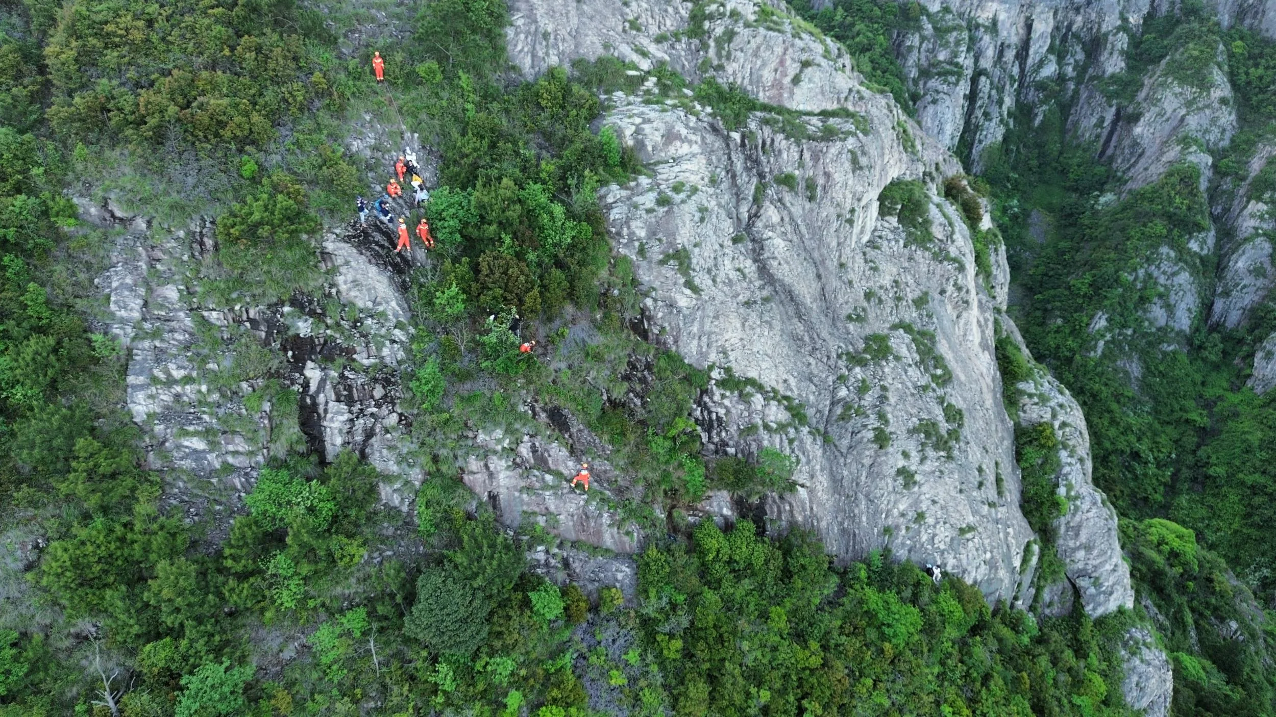 轻信平台推送的“网红野路” 11名外地驴友被困雁荡悬崖边