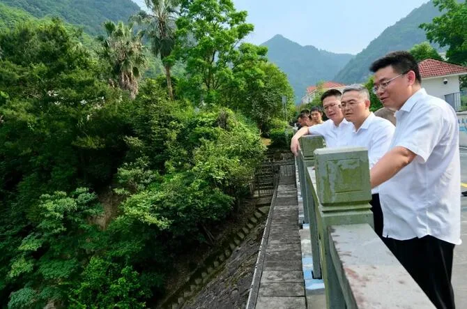 瓯海区委书记刘云峰等督查安全生产、防汛防台、森林防灭火工作并开展巡林