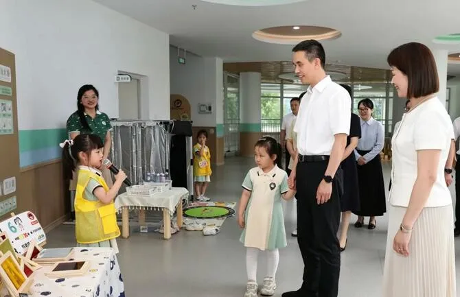 苍南县四套班子领导开展“六一”慰问活动