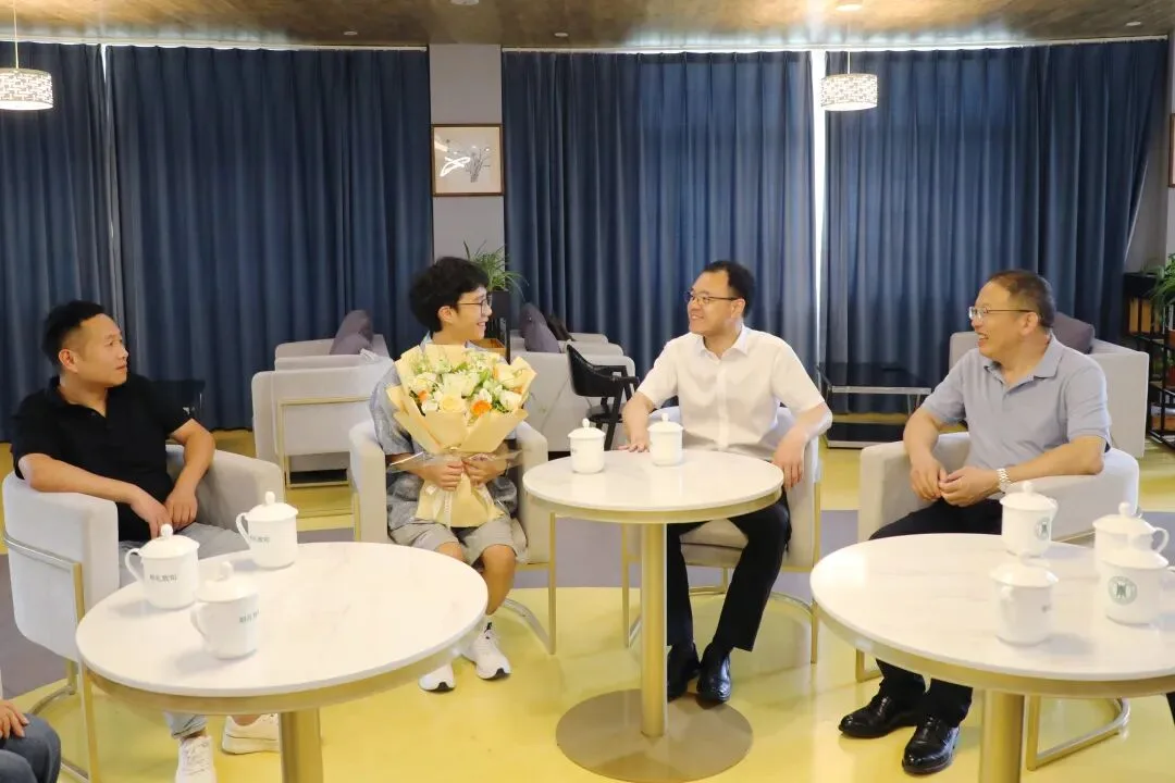 泰顺县委书记张银贵等慰问高考优秀学子代表