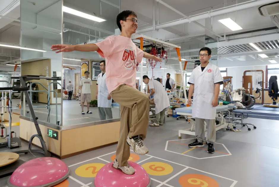 暑假里，温州市体育运动医院迎来众多青少年学生