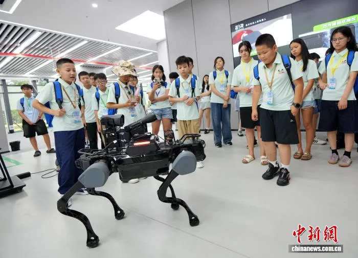 多国华裔青少年探秘成都“硬核”科技