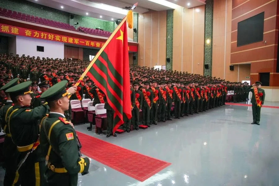 荣归故里 退伍老兵敬上最后一个军礼