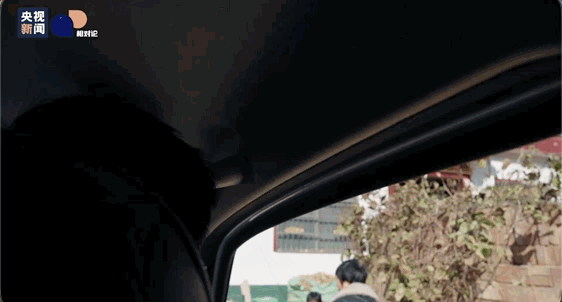 跟着全镇唯一的“跑腿”，走进村里老人的家丨相对论·新春走基层