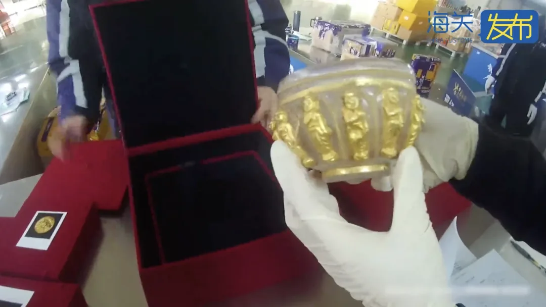 首都机场海关查获6件清代文物，有金饰、水晶嵌金佛钵、金象