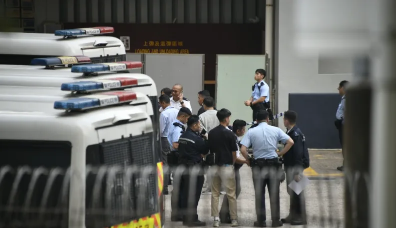 23岁香港女警在警署内身亡，警方初步怀疑系用配枪自杀，目前正展开调查
