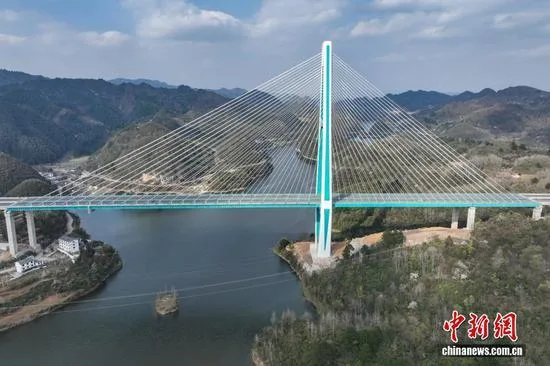 航拍建设完成的贵州百花湖大桥