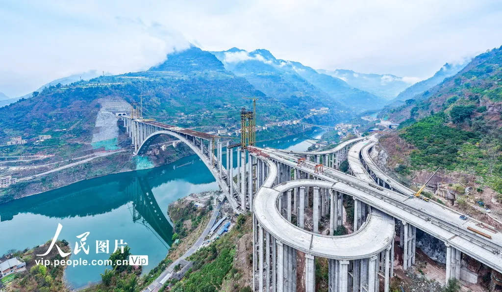 四川屏山：宜攀高速西宁河特大桥建设正酣