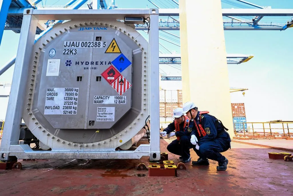 我国大型固态储氢设备实现充氢状态海上出口运输