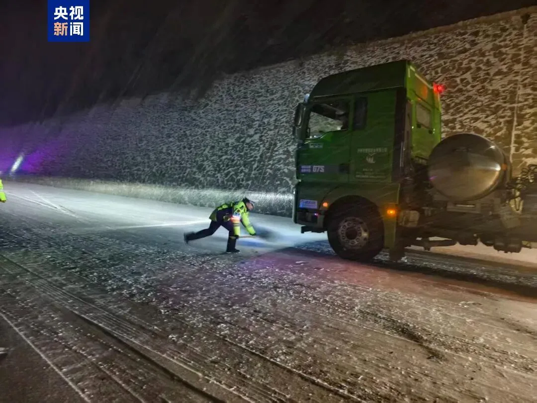 受降雪及路面结冰影响 甘肃这些高速临时交通管制或分流