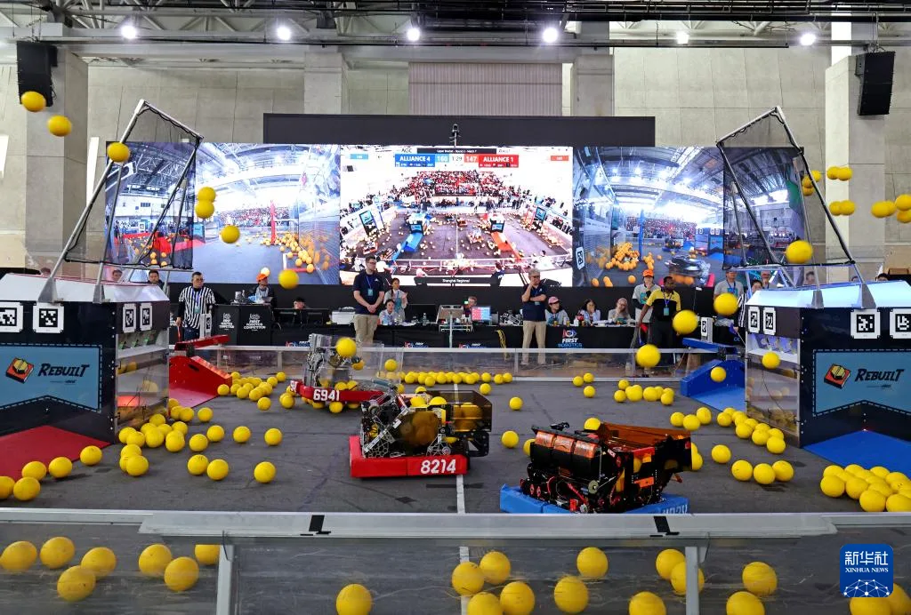 中外青少年在沪比拼机器人技能