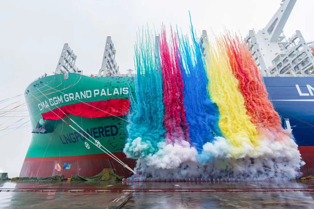 提前7个半月！中船沪东中华交付全球最大LNG双燃料集装箱船