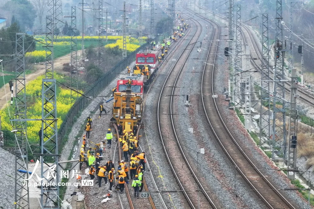 河南南阳：焦柳铁路换轨