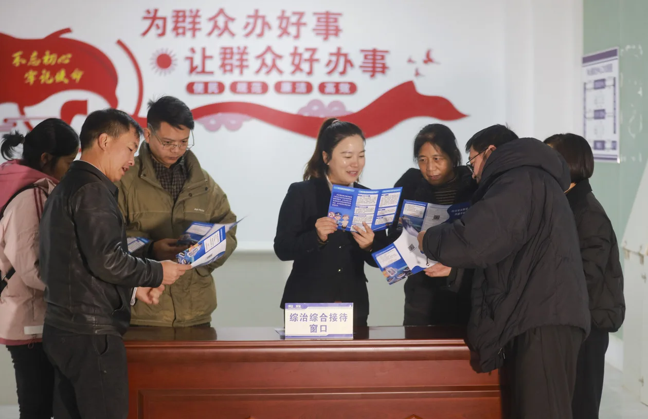 晶采观察丨“十五五”开局起步，三个“小切口”看全面依法治国“大纵深”