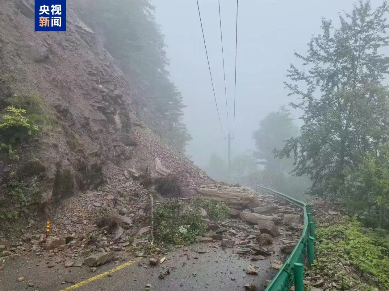 陕西宝鸡太洋公路发生多处山体塌方 道路封闭交通管制