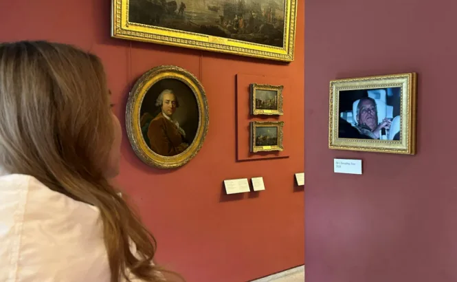 英媒：“安德鲁被捕后获释坐在车上”照片被挂在卢浮宫，随后被撤下