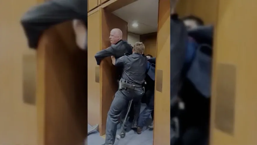 抗议对伊朗军事行动，前海军陆战队员在美国会高喊：“没人想为以色列而战”