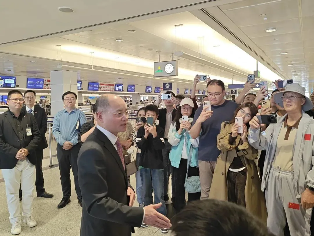 新任中国驻阿联酋大使曾继新赴机场为回国同胞送行
