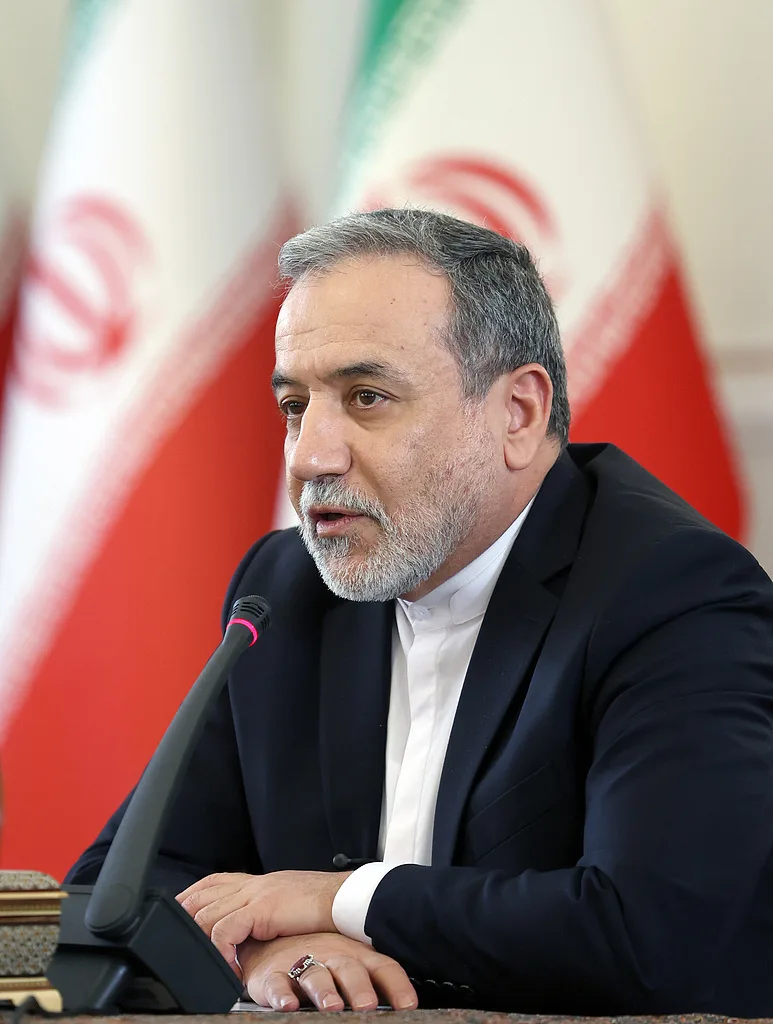 表示将“继续自卫”，强调要“索取赔偿”，伊朗强硬表态“不停火”