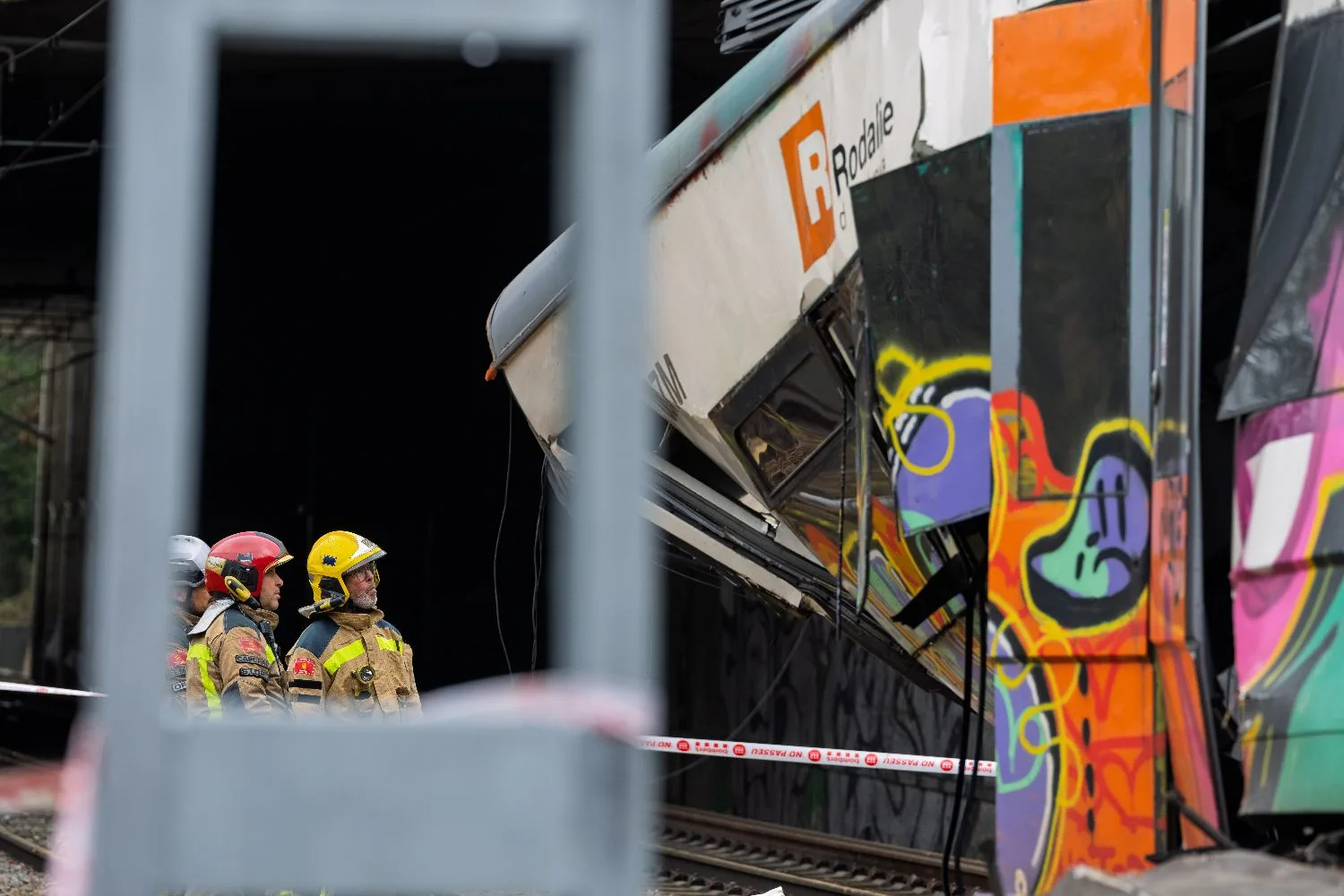 西班牙：巴塞罗那省赫利达镇列车脱轨事故现场