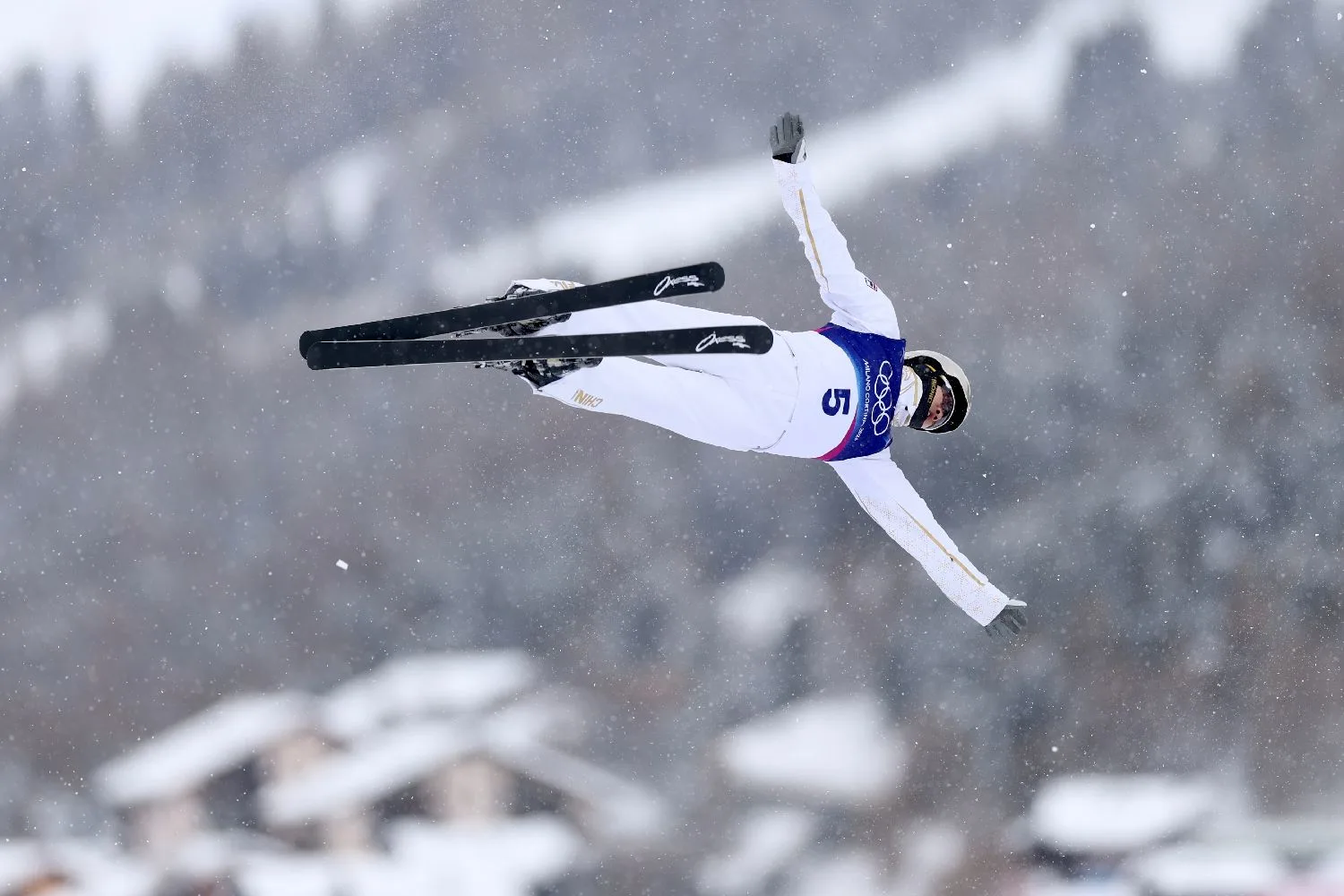 搏来并肩的光——王心迪的“一跳封王”与“同心传奇”