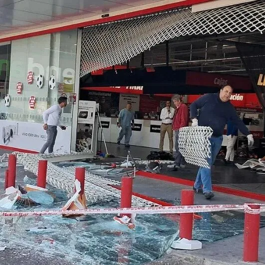【欧浪】凌晨突袭！马德里MediaMarkt遭职业盗窃团伙攻击，大量电子产品被抢