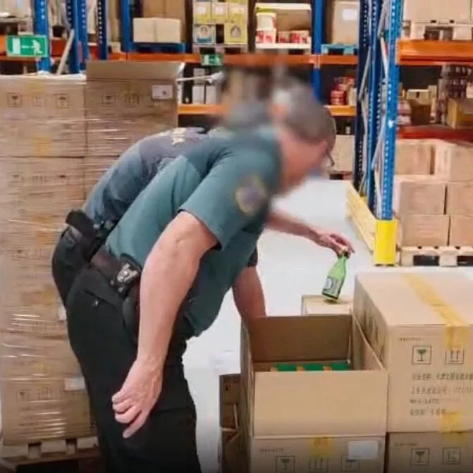 【欧浪】西班牙警方在华人仓库查获价值数万欧元的中国酒