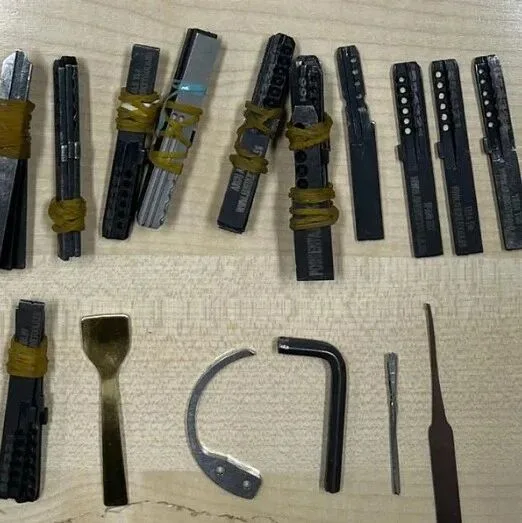 【欧浪】马德里三名入室盗窃嫌疑人被捕 警方查获开锁工具和头套手套