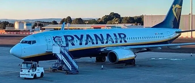 惊吓！瑞安航空乘客险被吸出机外，廉价航空事故再引安全争议