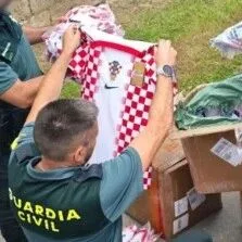 【欧浪】西班牙持续打击 又查获价值25万欧元世界杯假球衣