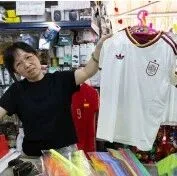 【欧浪】西媒称华人百元店助威西班牙国家队夺得冠军