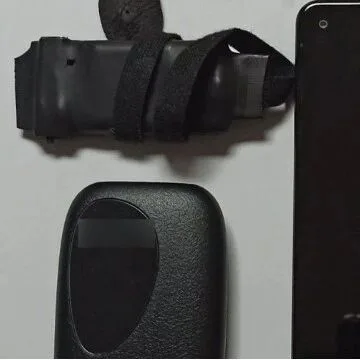 【欧浪】华人在驾照考场里使用微型设备作弊被警方当场识破