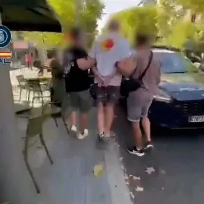【欧浪】英国重点通缉性侵嫌犯在马德里落网，警方凭纹身锁定身份
